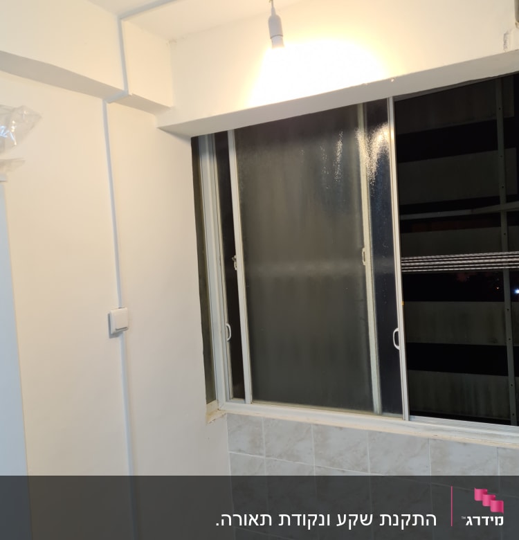מנורה תלויה מהתקרה עם חוטי חשמל גלויים